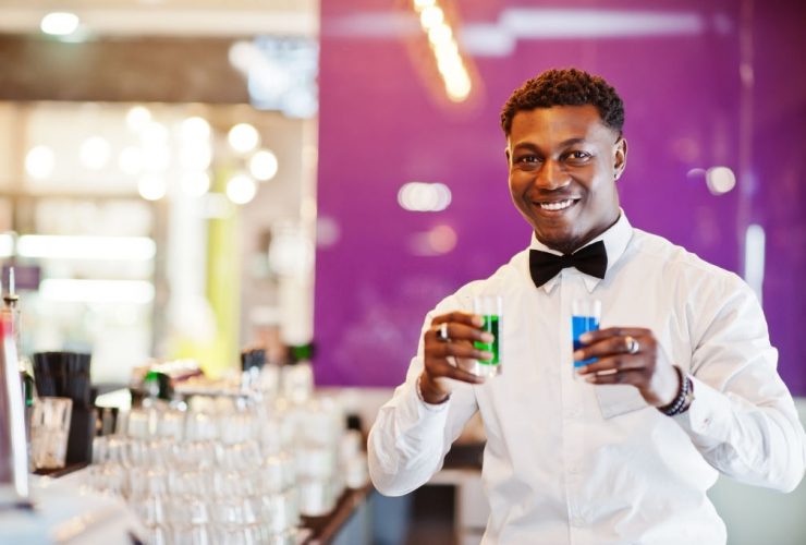 Offre d’emploi — 1 Barman/Barmaid et 2 Aides-Cuisinier